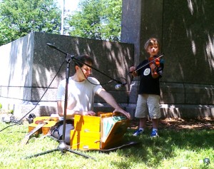 dw and max kirtan in park 6-13