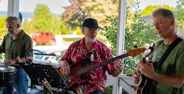 Sunset Salsa Trio plays live